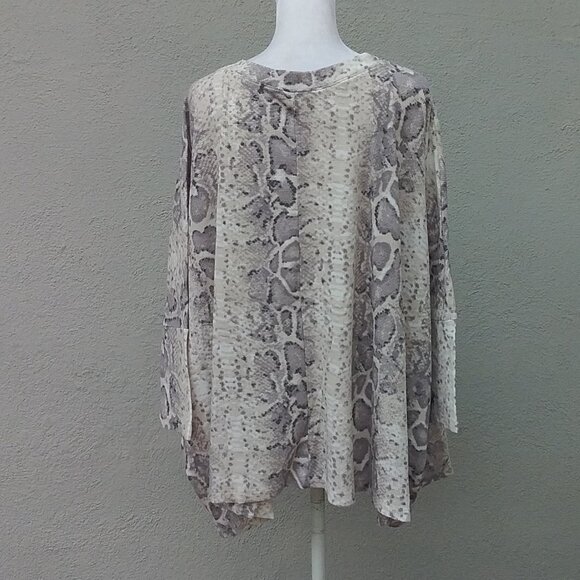 CHERISH Top Women's Size Large Beige Snakeskin Print Over-Sized Soft Knit - Picture 4 of 7